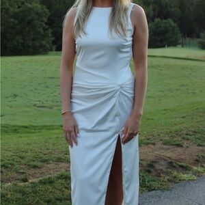 Elegant White Sleeveless Dress